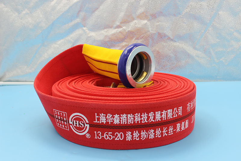 1．水帶鋪設(shè)：鋪設(shè)水帶時(shí)，要避開尖銳物體和各種油類，向高處鋪設(shè)水帶時(shí)，要利用水帶掛鉤，通過(guò)交通要道鋪設(shè)水帶時(shí)，應(yīng)墊上水帶護(hù)橋，通過(guò)鐵路時(shí)，水帶應(yīng)從軌道下面通過(guò)，避免水帶被車輪碾壞而間斷供水。2．水帶的使用：使用消防