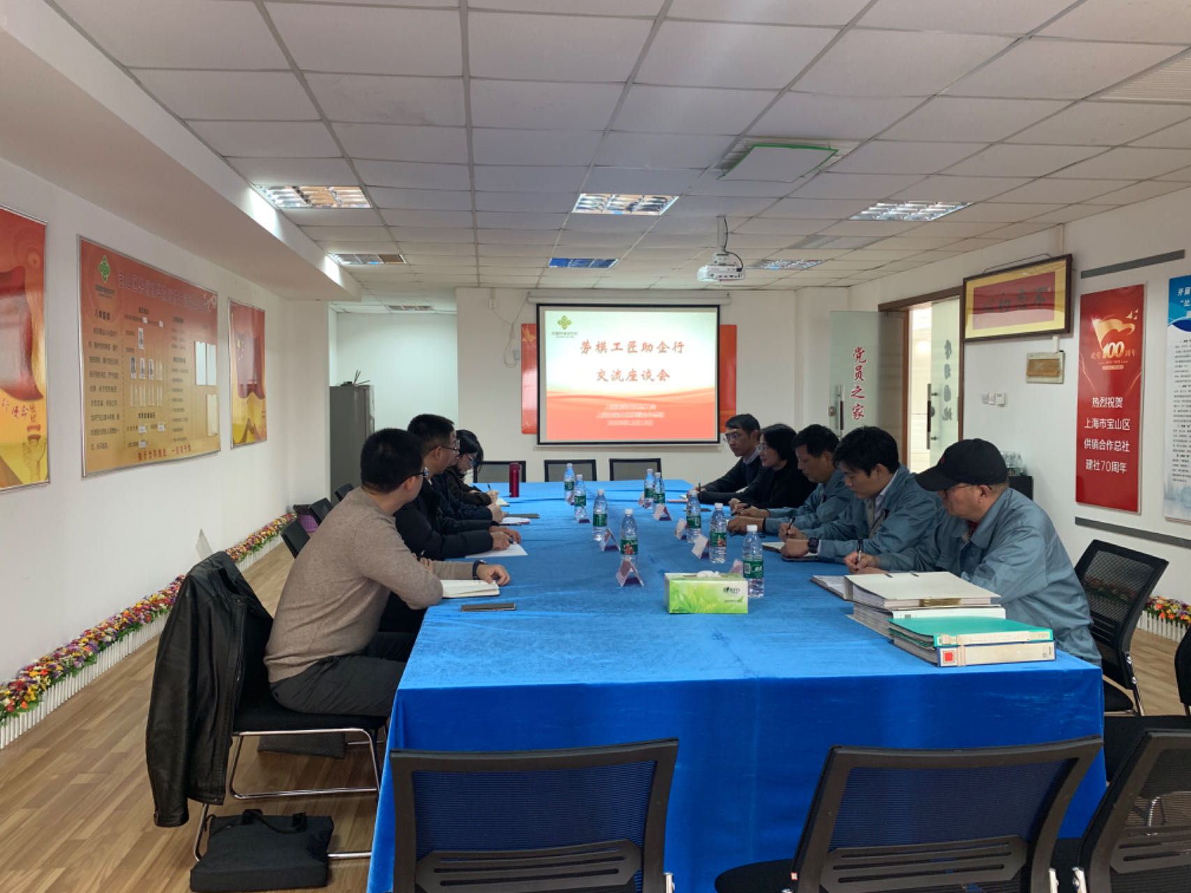 ??12月13日下午，寶山區總工會副主席賴擁軍，區總工會基層工作部，區勞模工匠宋賽中一行來到華森公司開展“勞模工匠助企行”活動并實地參觀指導企業發展。區供銷社黨委委員、副主任歸紅華和華森公司負責人陪同。??交